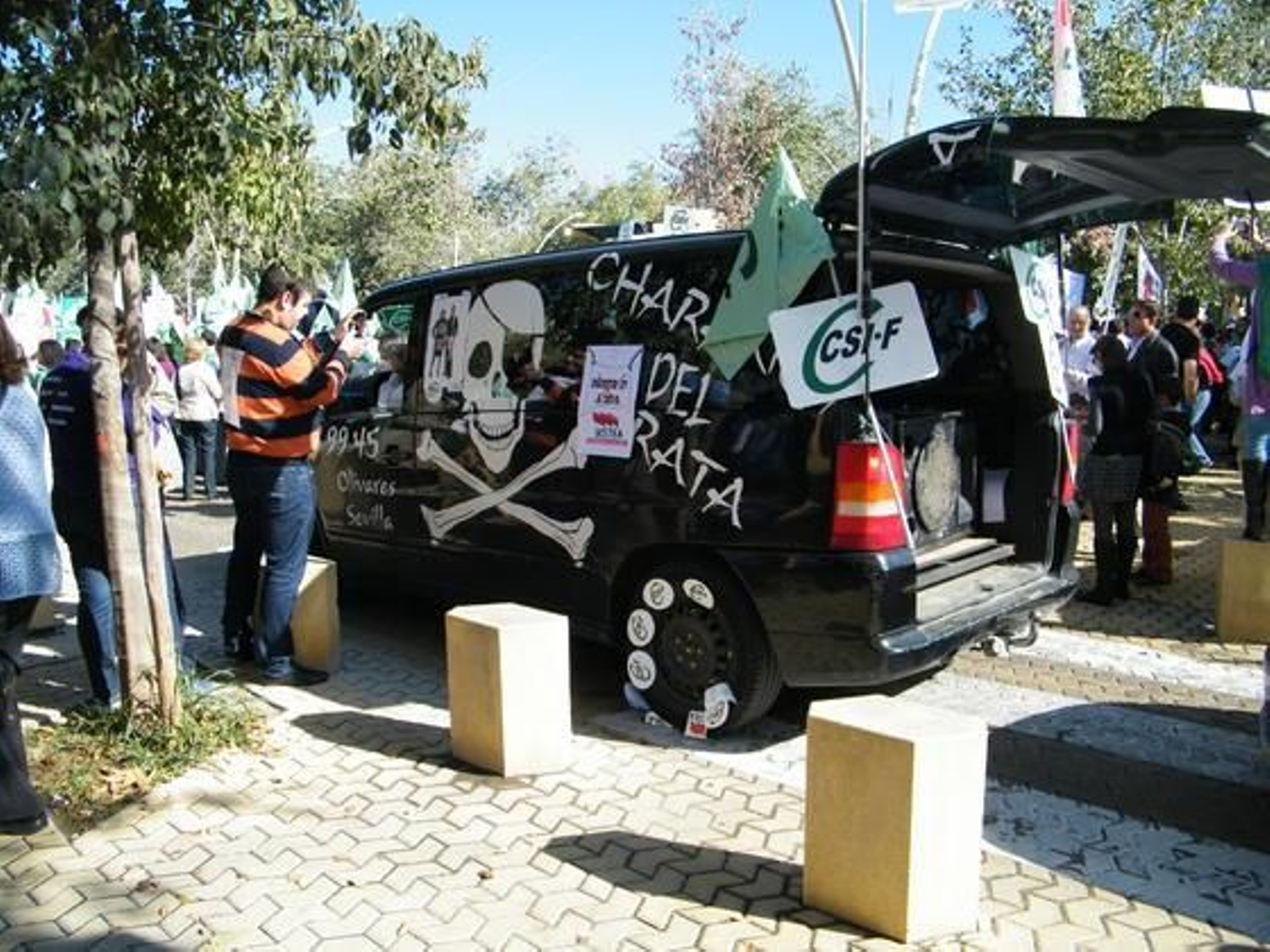 Miles de funcionarios se manifestaron desde la Alameda de Hércules hasta el Parlamento andaluz contra el decreto de la Junta bajo el lema 'Defiendo mi derecho y la gestión pública'.