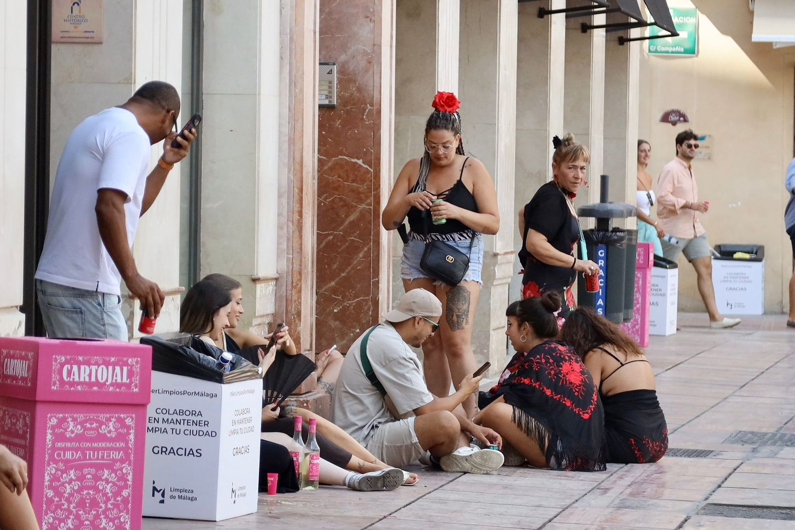 La fiesta en las calles del Centro de Málaga este domingo de Feria, en imágenes