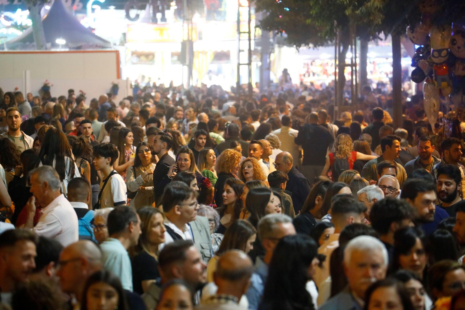 Córdoba ya disfruta de su Feria: las mejores fotos del alumbrado de la portada