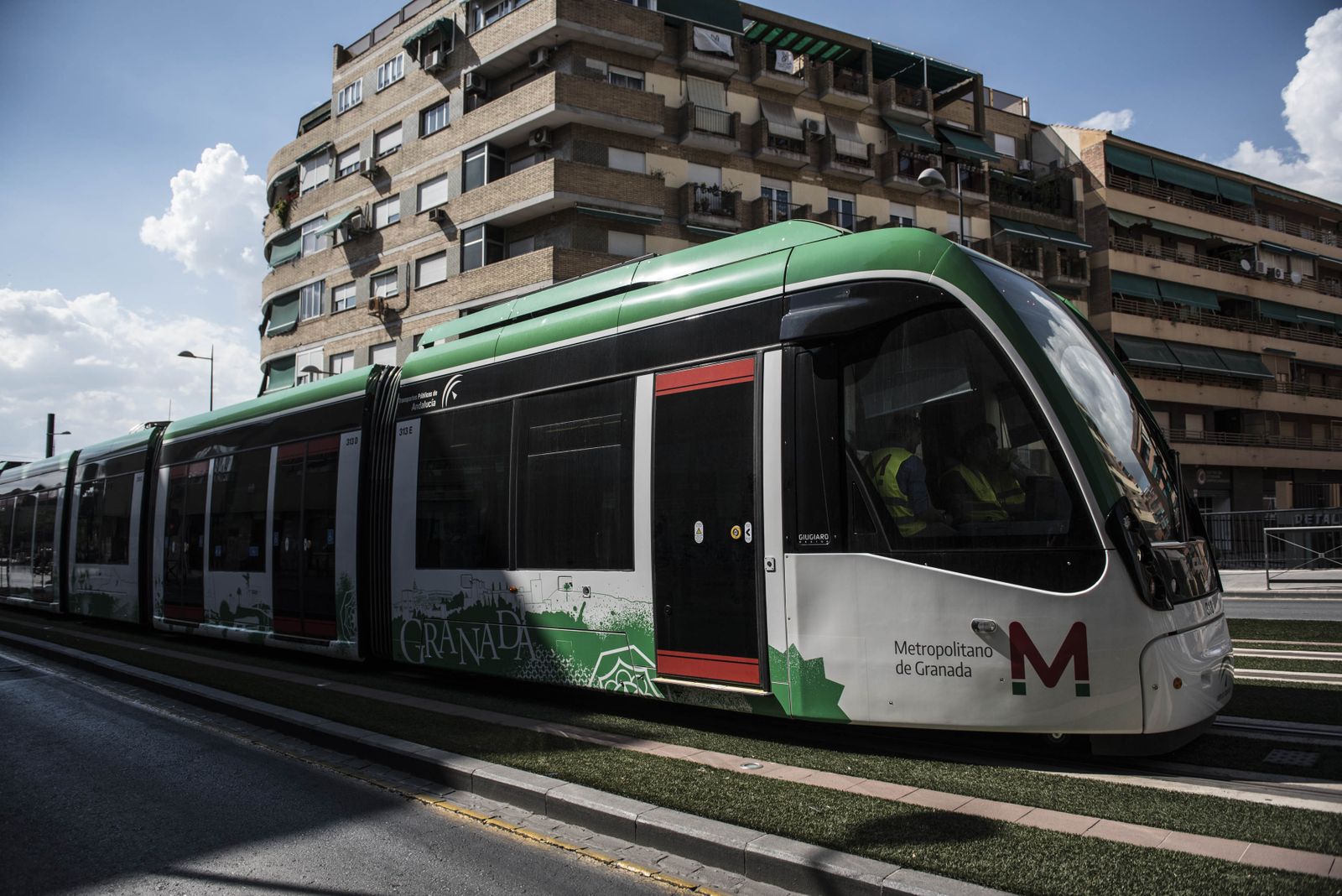 El Metro por las calles de Granada.