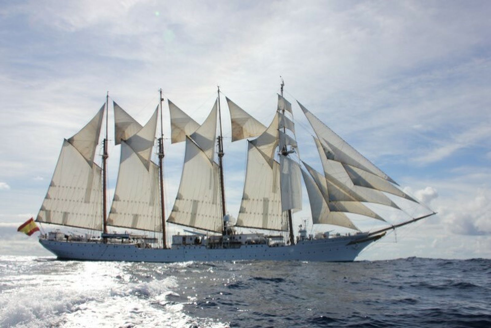El Elcano cruzó a vela el Atlántico rumbo a América.