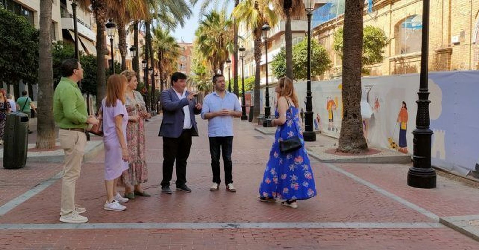 El candidato número uno por el PSOE de Huelva al Congreso, Gabriel Cruz, acompañado de otros miembros de las candidaturas y representantes socialistas, delante de las obras del cuartel de Santa Fe