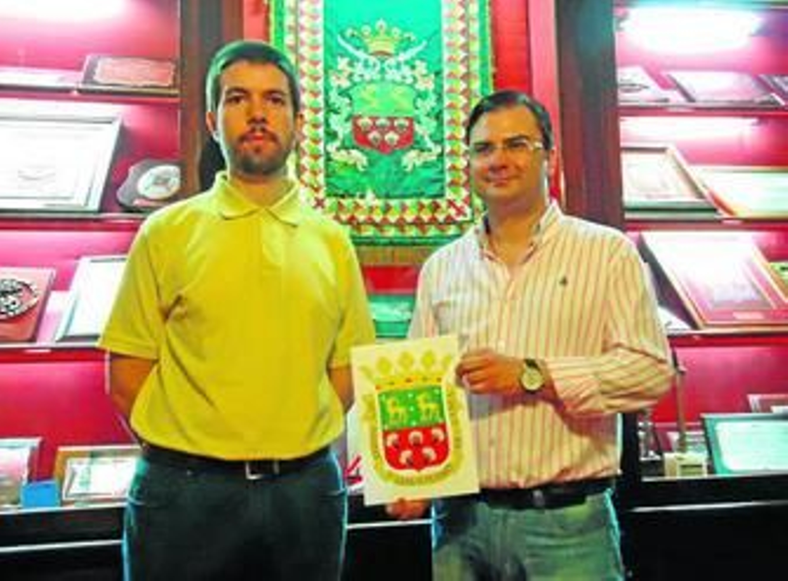 El concejal José Luis Arrabal, con el historiador Manuel Valle.