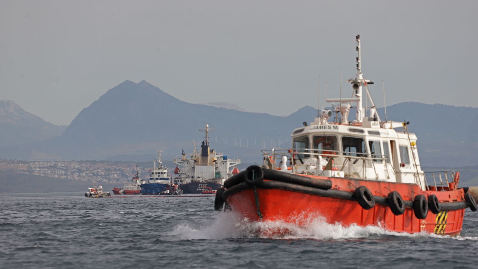 Fotos del buque hundido en Gibraltar y vertido en la playa de Poniente de La Línea