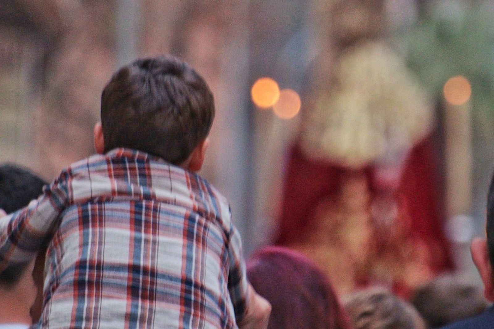 Un niño observa el traslado de Zamarrilla.