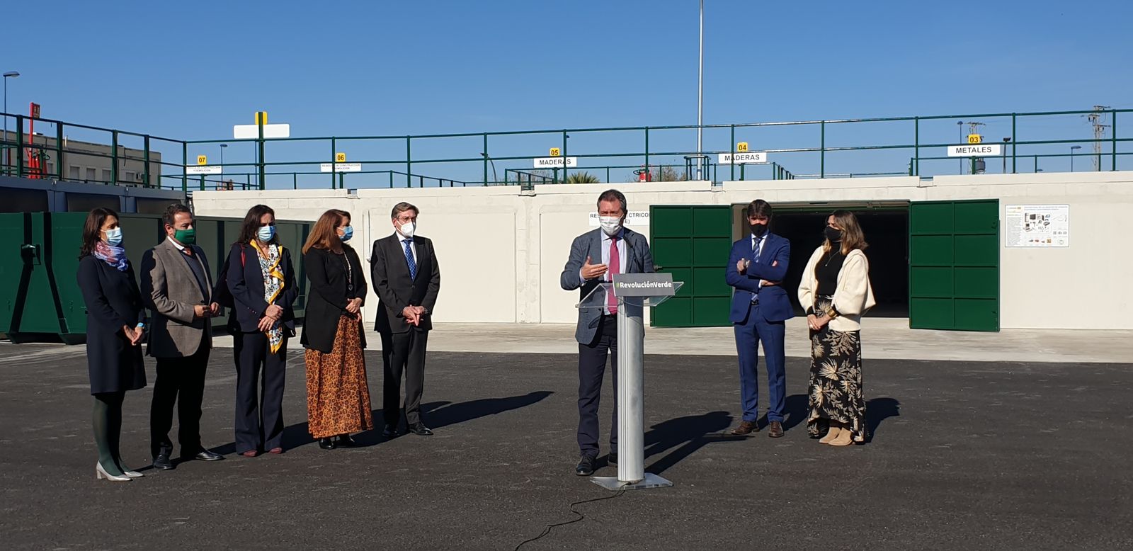 El alcalde Juan Espadas durante la inauguración del nuevo punto limpio frente al edificio Galia Puerto.
