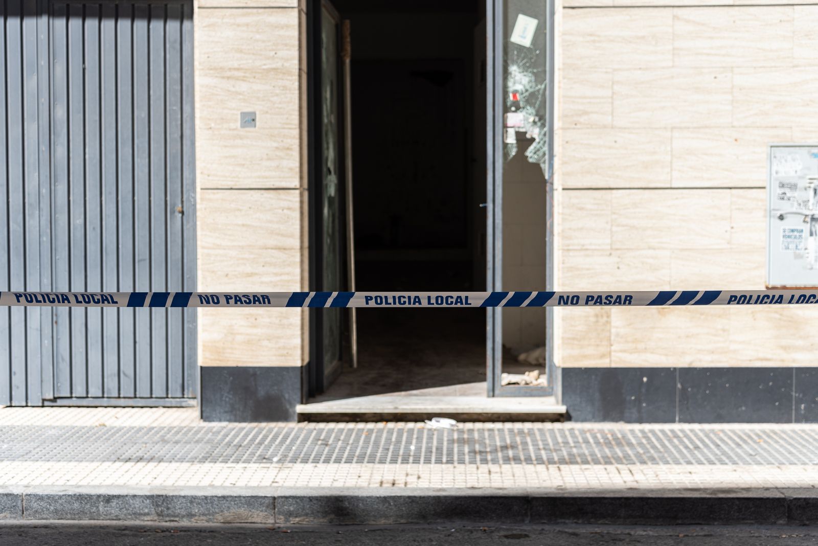 Cinta de la Policía Local ante el edificio ocupado en Macías Belmonte.