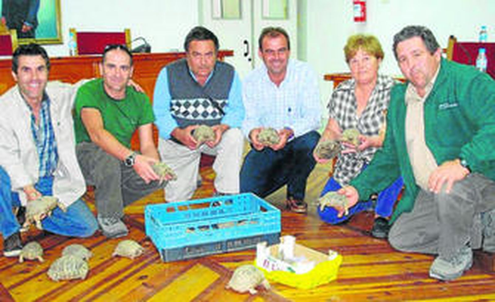 Los pulpileños, con los ejemplares de tortuga mora.