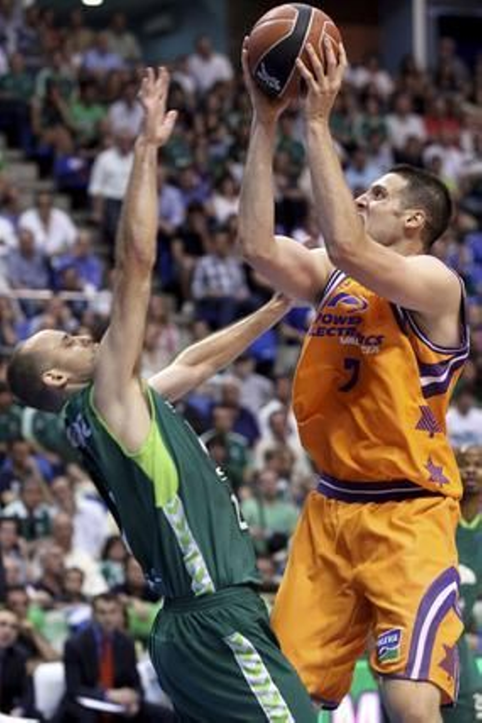 El Unicaja se mete en semifinales de los play-off de la ACB tras ganar en dos partidos al Power Electronics Valencia. / EFE