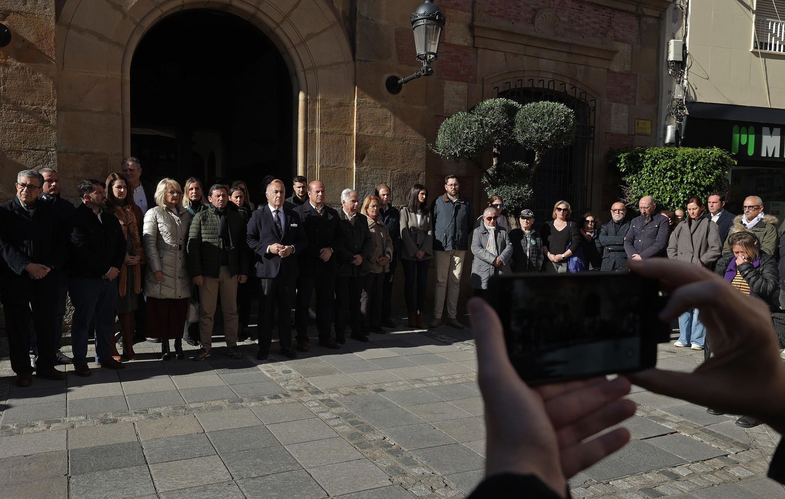 La consternación en Algeciras por la tragedia ferroviaria de Adamuz, en imágenes