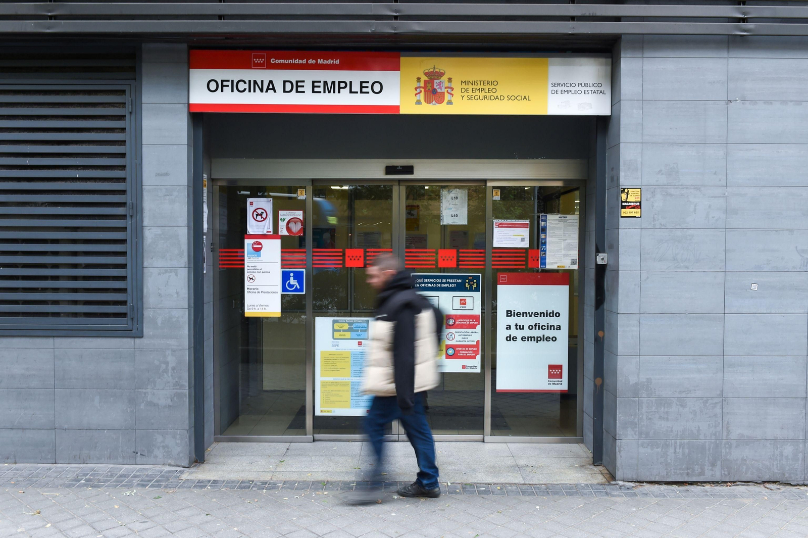 Una persona pasa ante una oficina de empleo.