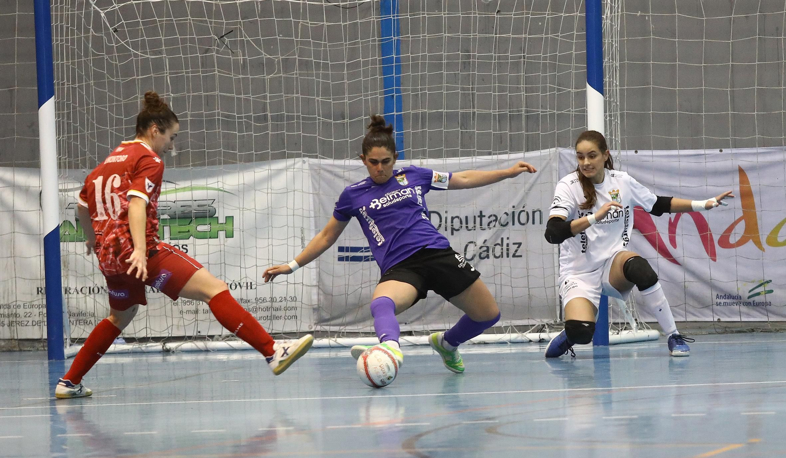 Lorena intercepta un pase con Tainara en el primer palo y Susana dispuesta al remate.