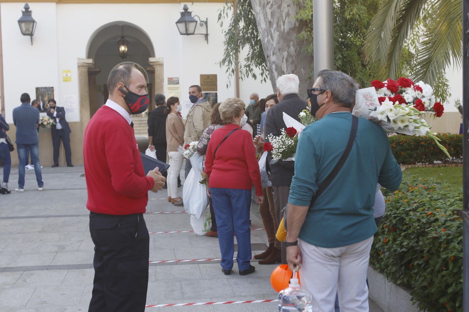 El covid-19 motiva un Día de los Santos de recogimiento en los cementerios de Córdoba