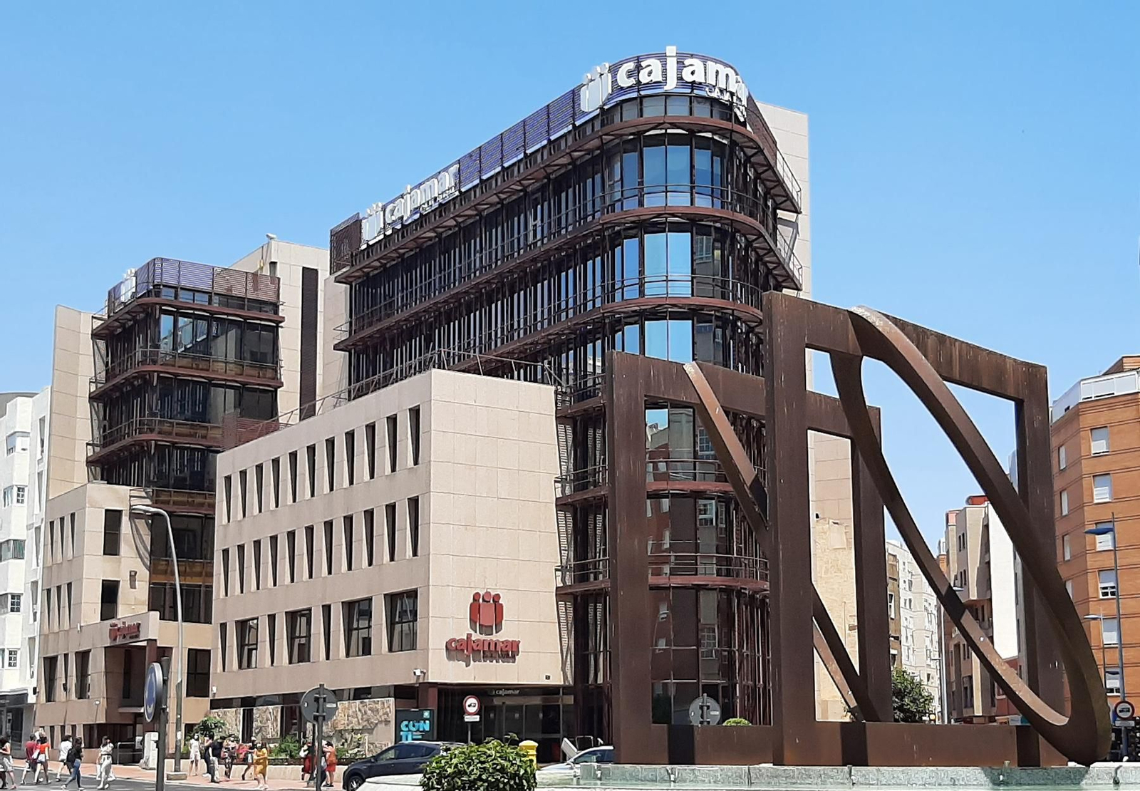 Vista exterior de la sede principal de Cajamar en Almería.