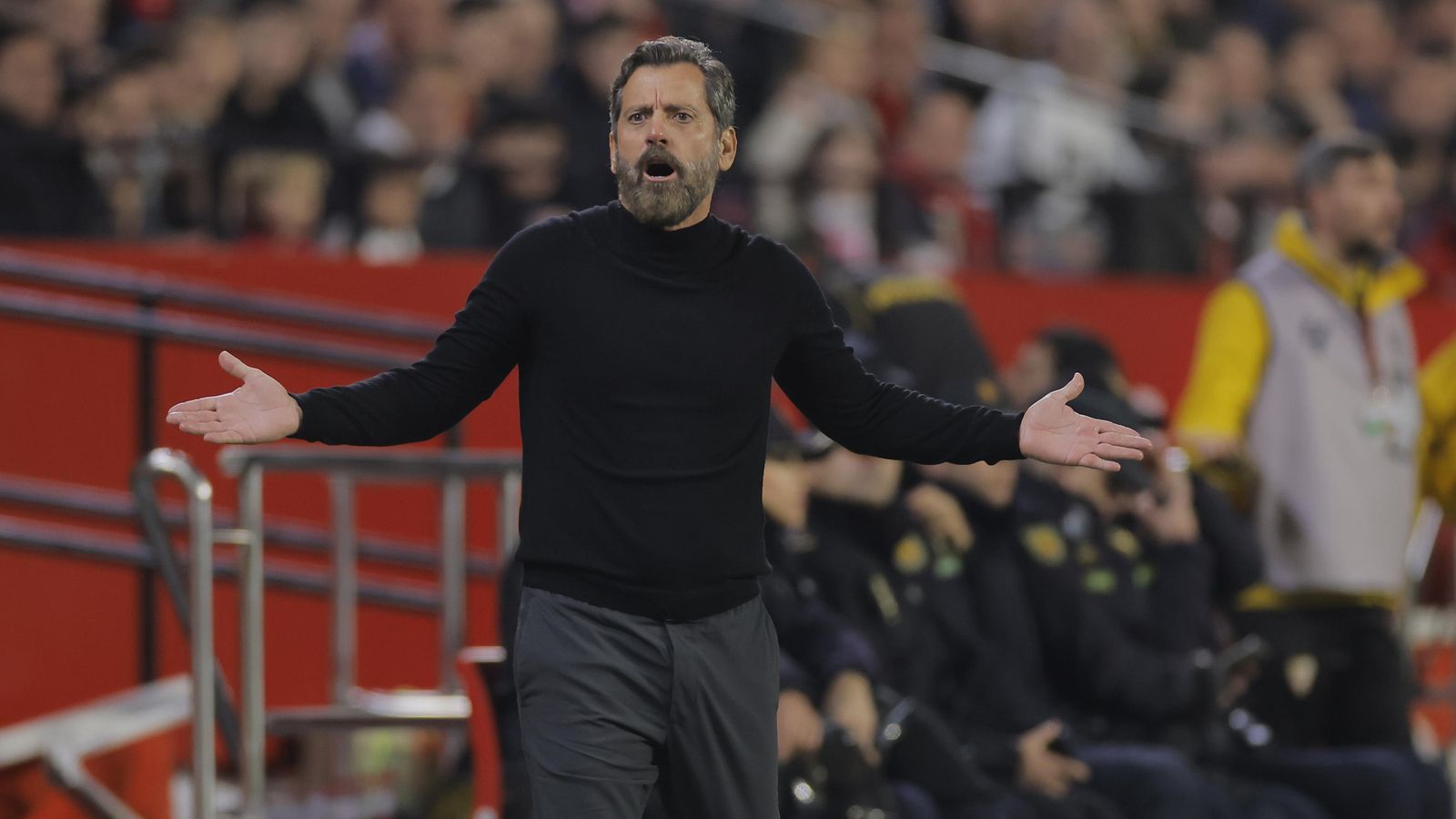 Quique Sánchez Flores pide explicaciones desde el área técnica.