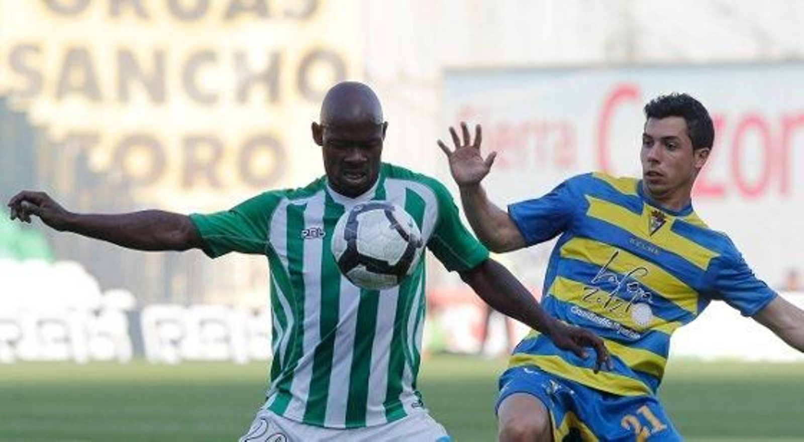 El Cádiz se complica sus opciones de salvar la categoría tras caer goleado en el Ruiz de Lopera por cuatro tantos a cero.

Foto: Antonio Pizarro
