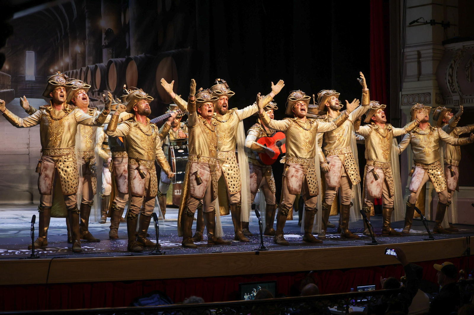 Imágenes de la actuación de la comparsa de Bollullos Par del Condado "La Sacristía" en las semifinales del Carnaval Colombino