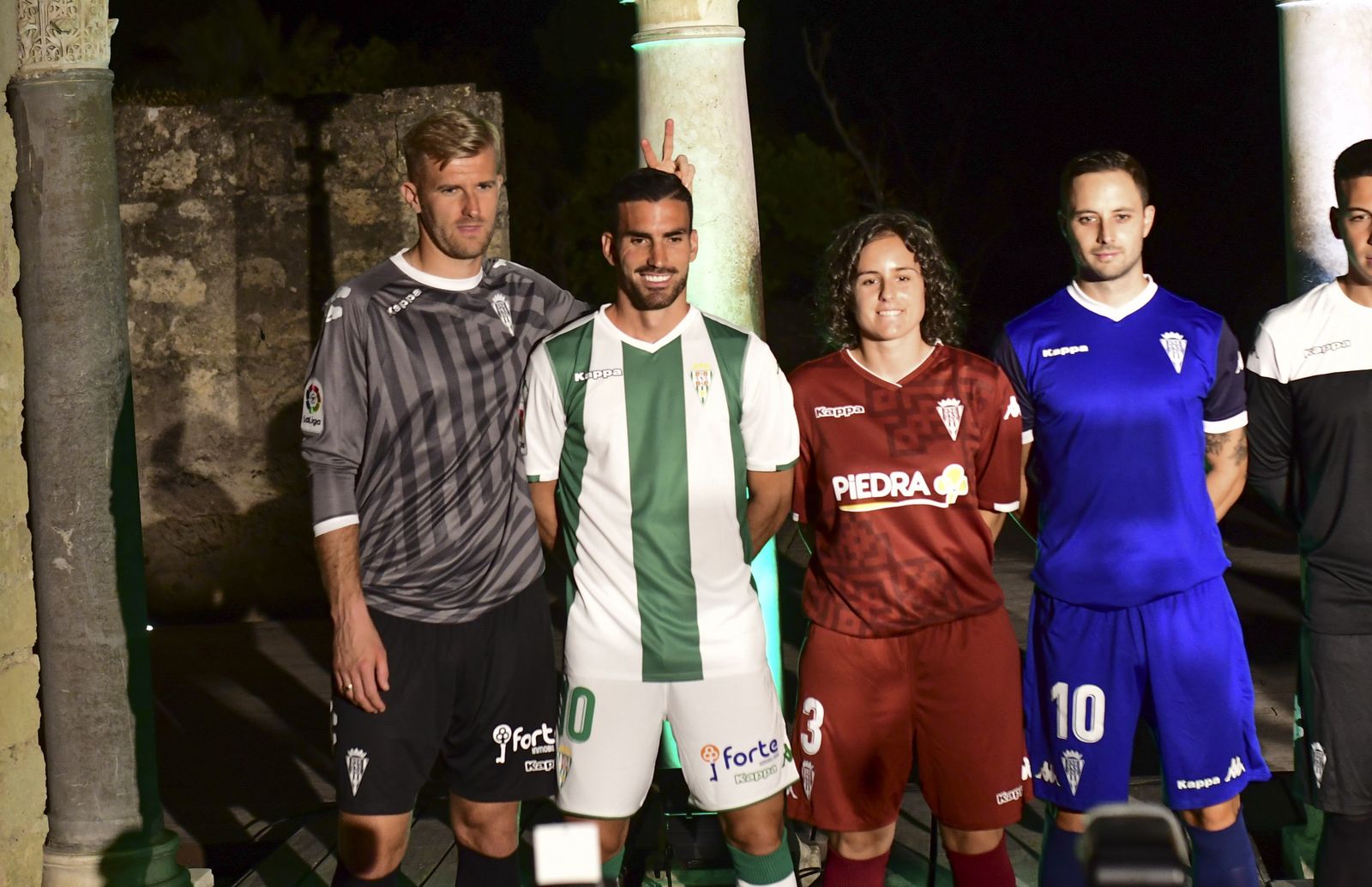 El Córdoba CF presenta sus nuevas camisetas en Medina Azahara