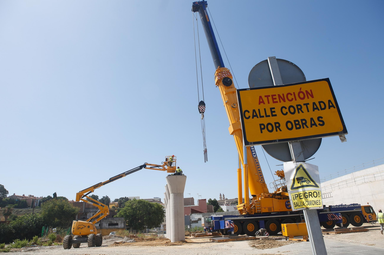 La instalación de los pilares del viaducto, este jueves.