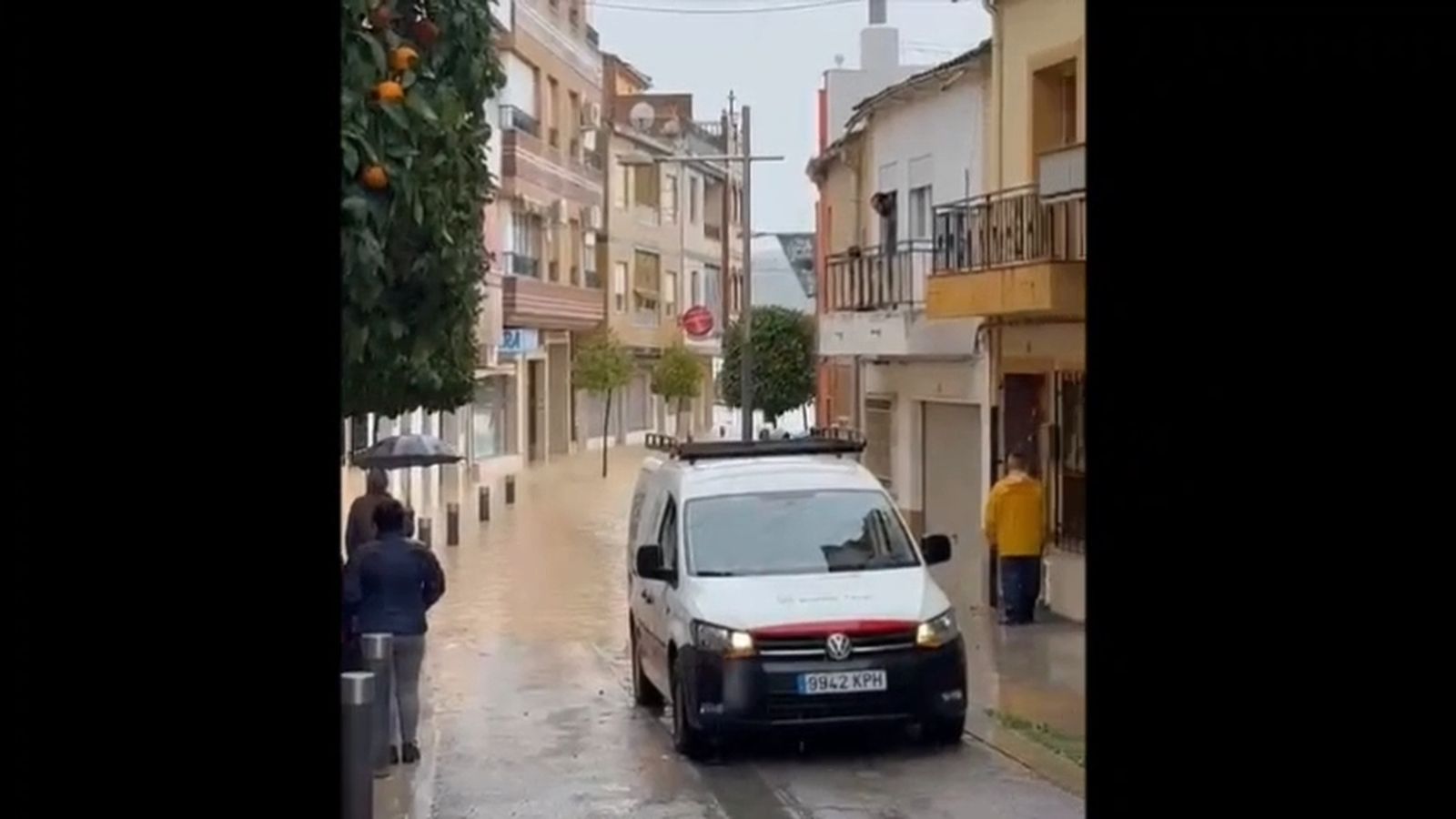 El agua sigue entrando en Huétor Tájar, donde la calle Doctor López Peña está anegada