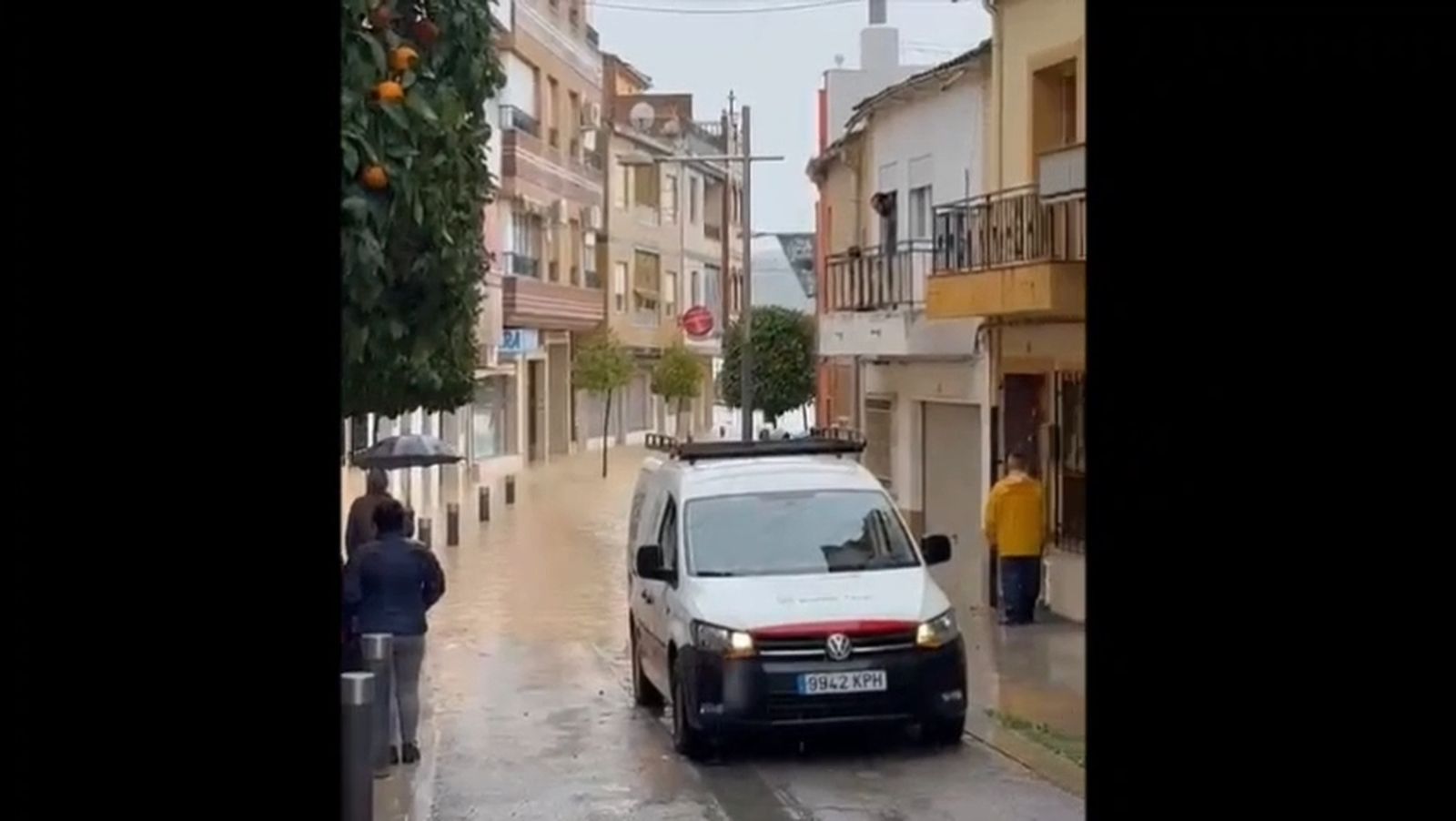 El agua sigue entrando en Huétor Tájar, donde la calle Doctor López Peña está anegada