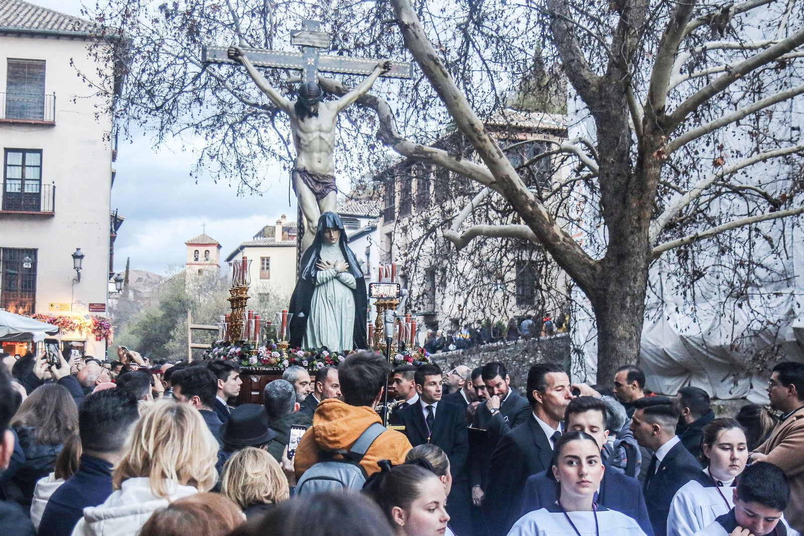 Fotogalería | El vía crucis de las cofradías de Granada en imágenes