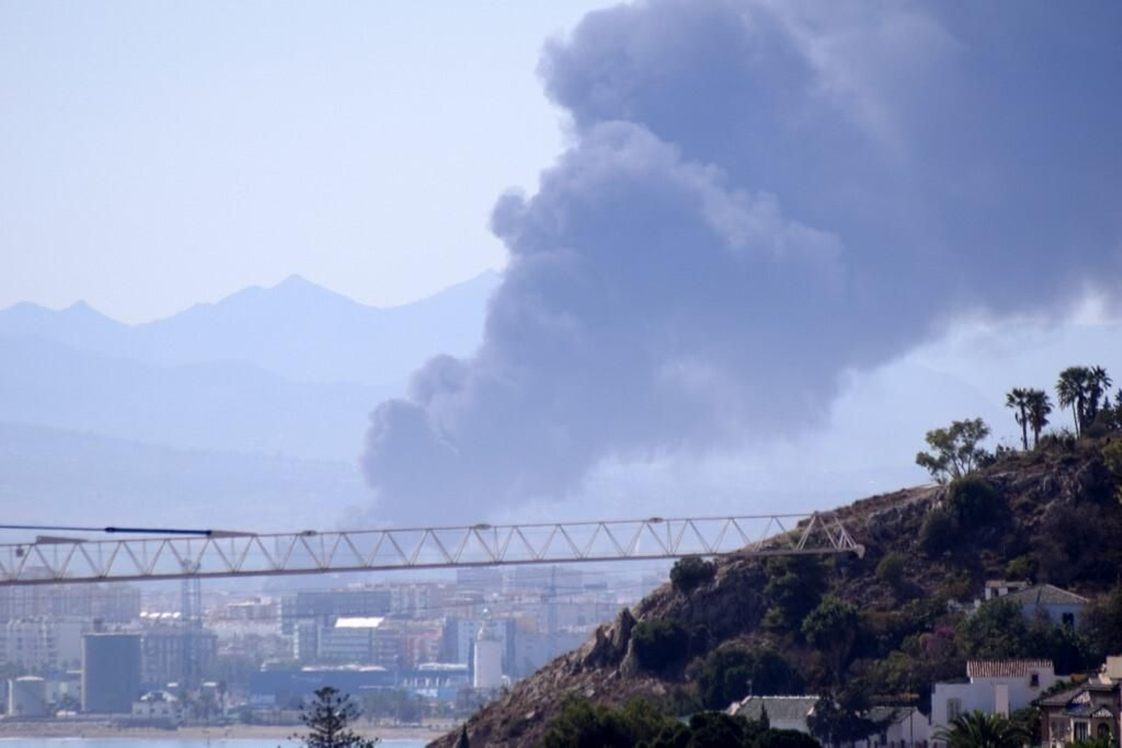 El incendio en el polígono Guadalhorce de Málaga, en fotos