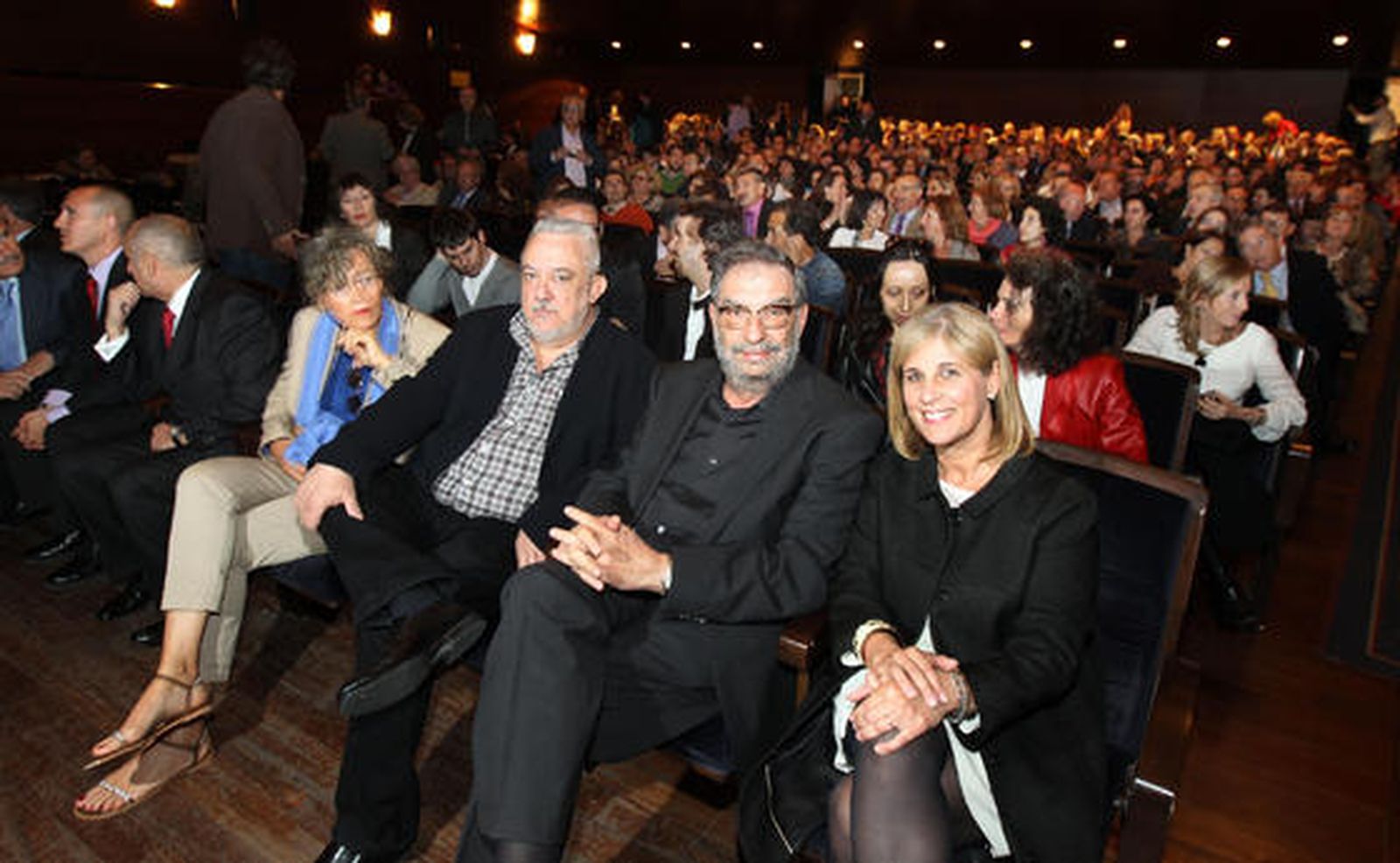 La alcaldesa, María José García-Pelayo, minutos antes del estreno, junto a Uribe y González Macho. 

Foto: Miguel Angel Gonzalez