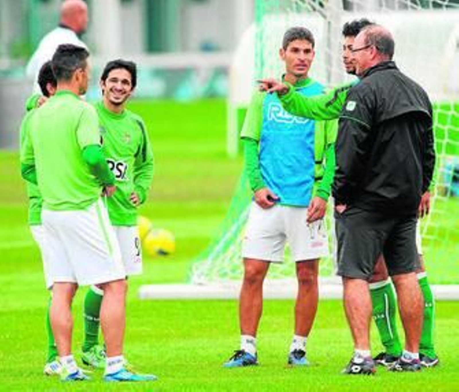 Mel dialoga con Iriney, Salva Sevilla, Pereira y Rubén Castro.