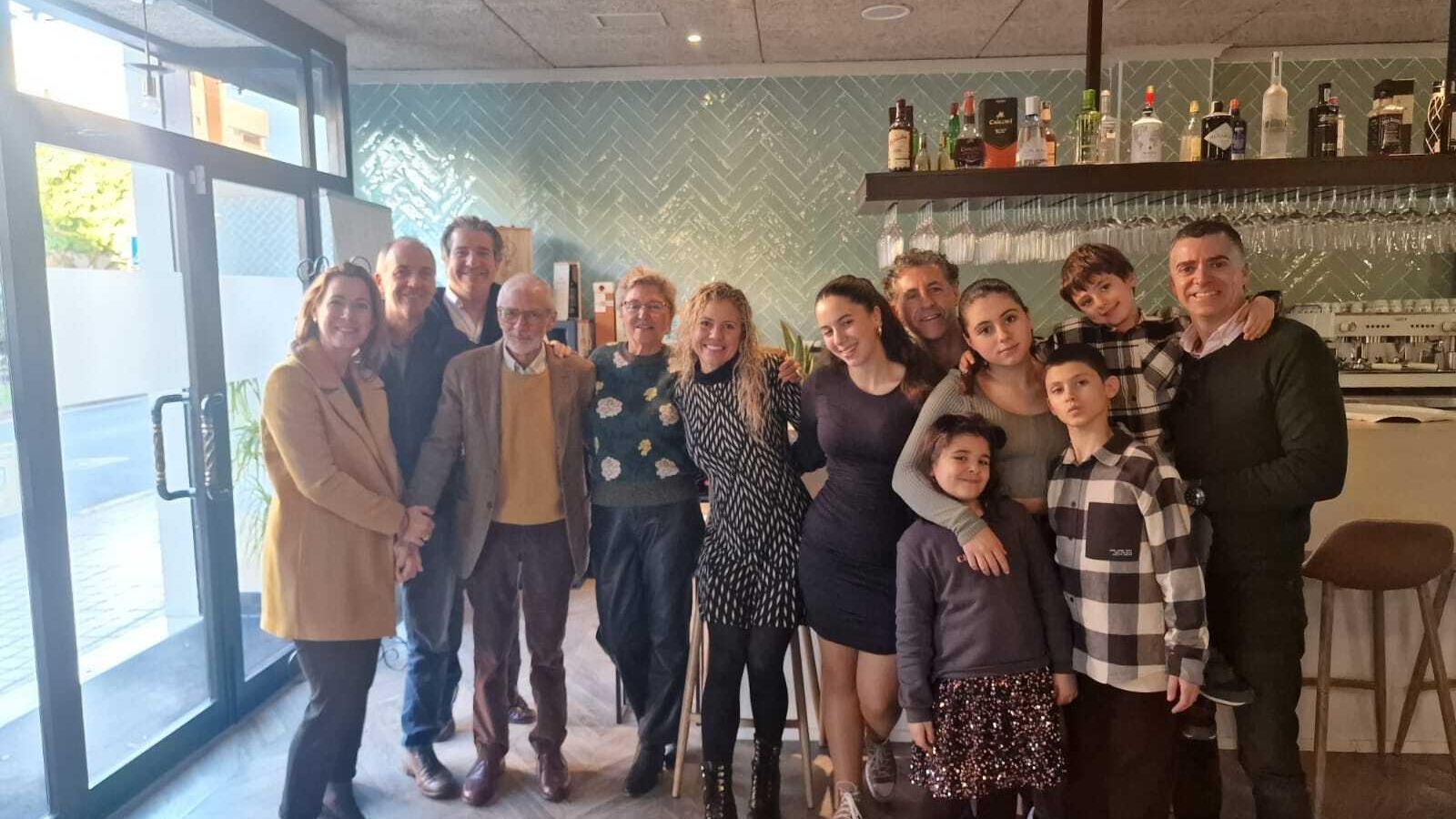 Comida sorpresa de su familia y compañeros de quirófano en Obesidad Almería para iniciar una nueva etapa en su vida como jubilado.