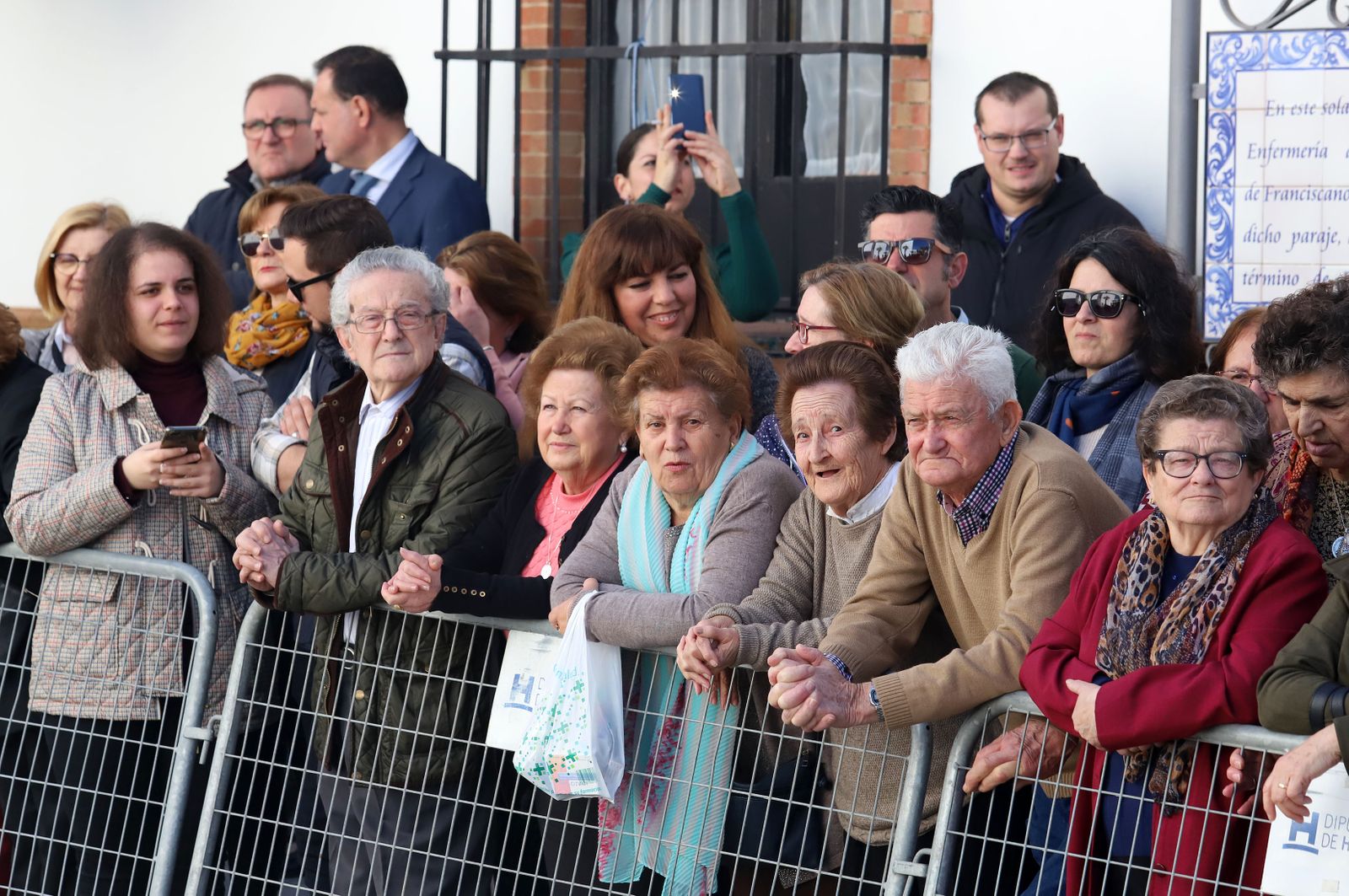 Imágenes de Don Felipe y Doña Letizia arropados por el cariño de los almonteños