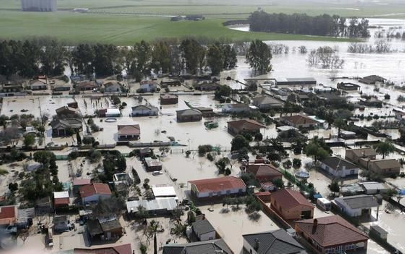 Vista aérea del cauce del río Guadalquivir desbordado a su paso por la zona del aeropuerto, la urbanización Altea y Córdoba. / José Martínez