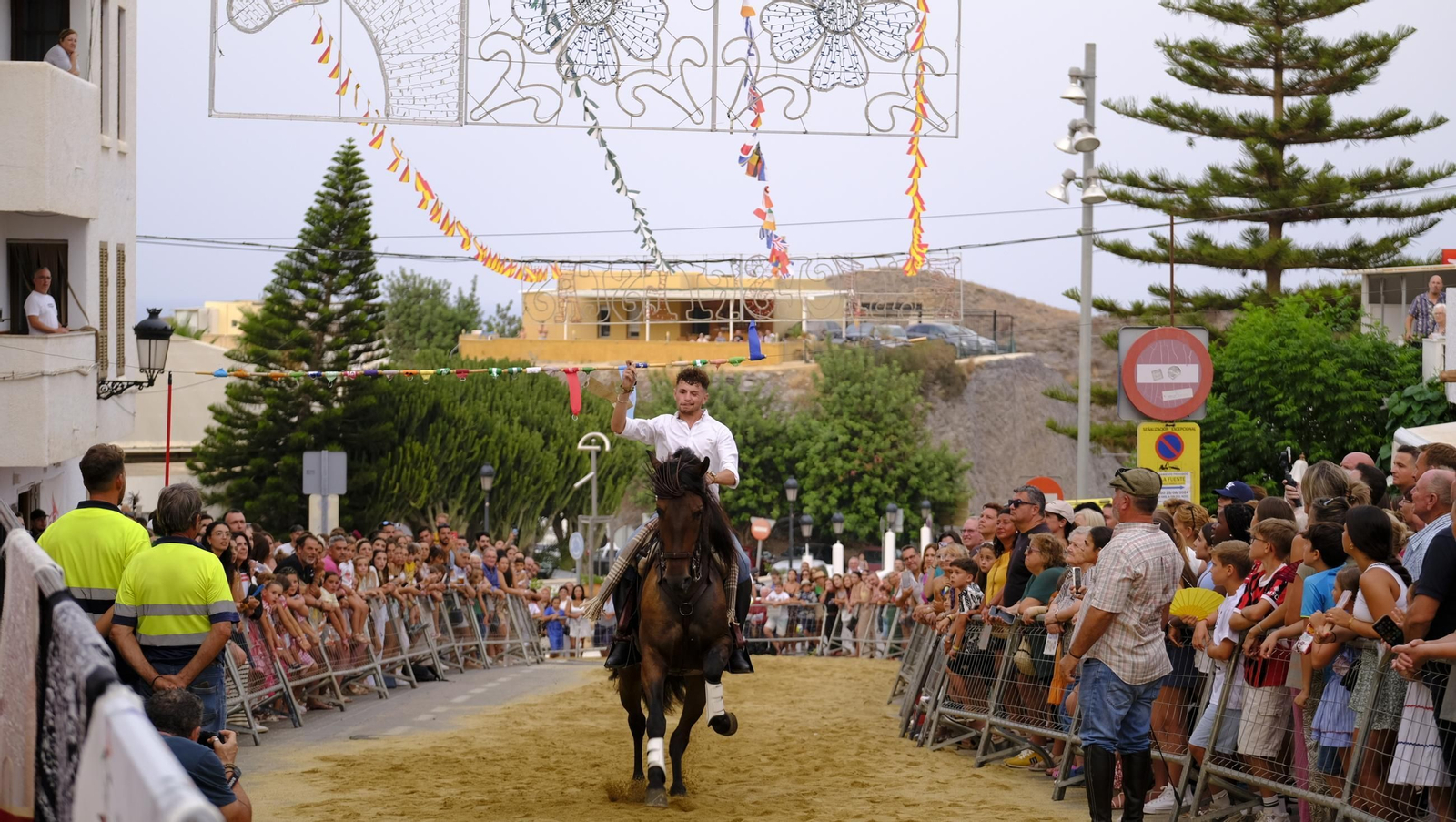 La popular carrera de cintas a caballo de las Fiestas de Mojácar, en imágenes