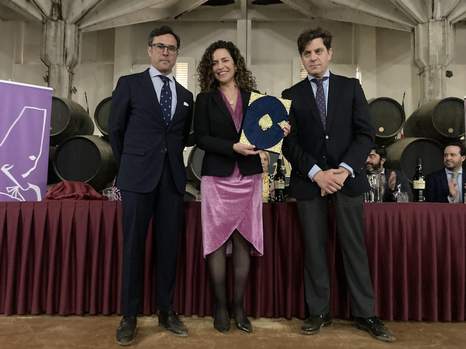 Momento de la entrega por parte de Lala Prieto de las pastas del pregón por parte del presidente y vicepresidente de la tertulia.