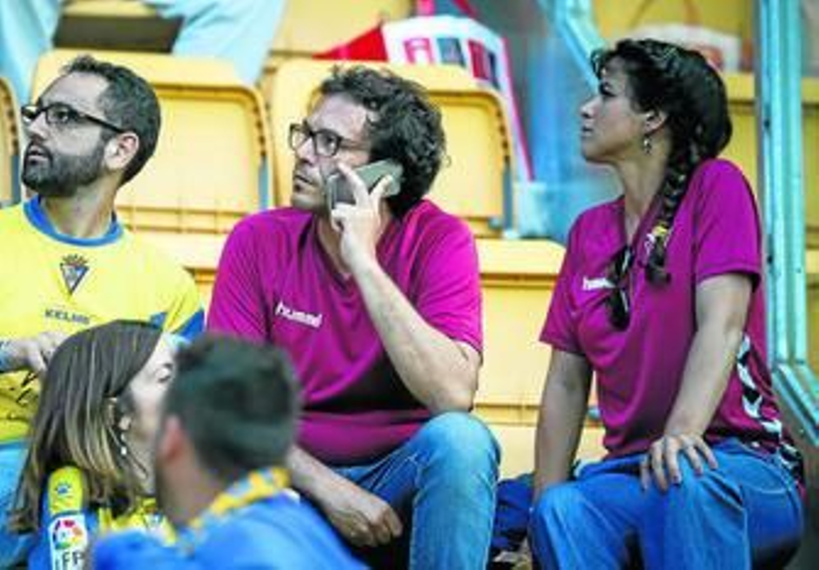 El alcalde José María González, junto a Teresa Rodríguez, durante un partido del Cádiz en sus localidades de Fondo Sur.