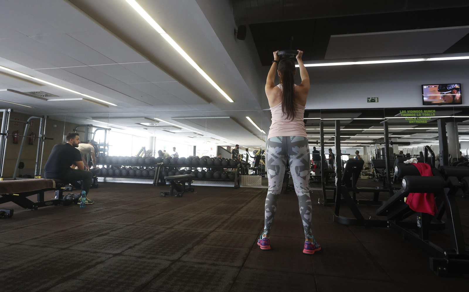 Imágenes del primer día sin mascarilla en interiores