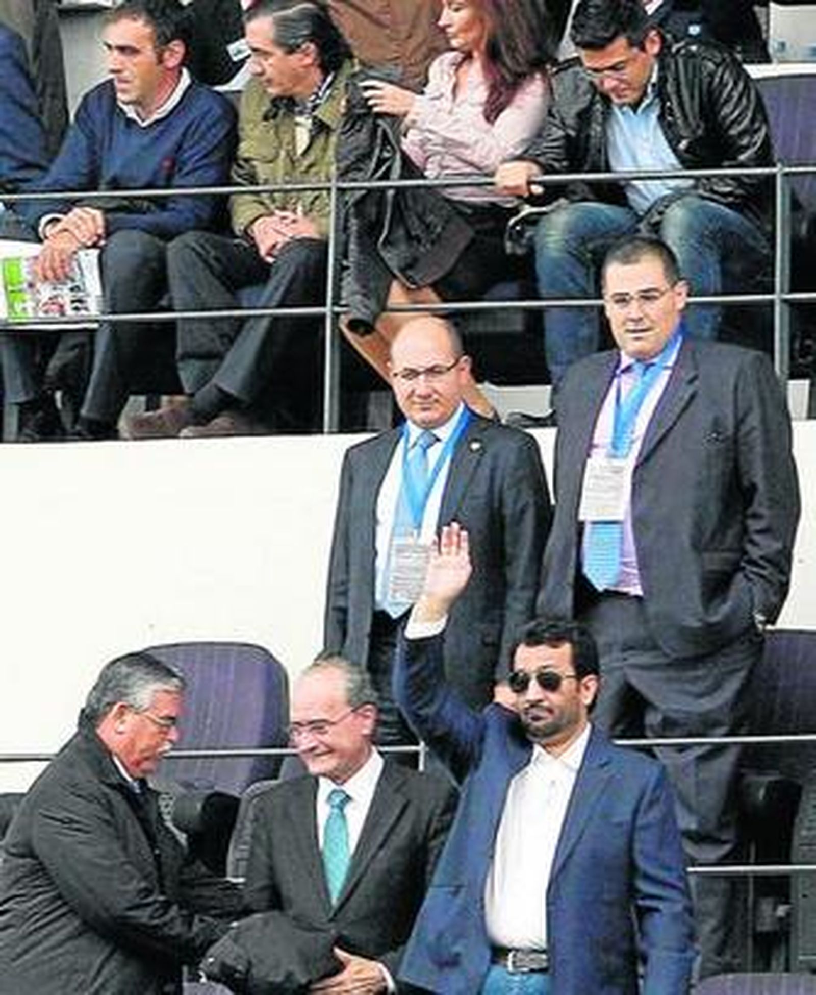 Al Thani, en el palco de La Rosaleda antes del partido ante el Valencia en la Liga 2011/12