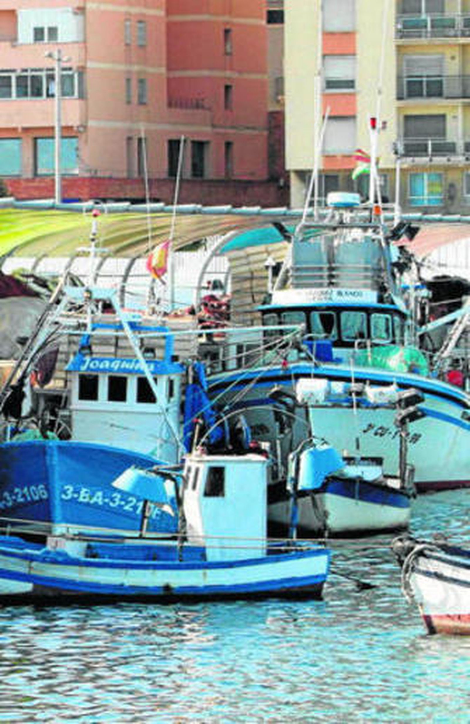 El 'Unión Vázquez Blanco', al fondo, en el puerto de Algeciras.