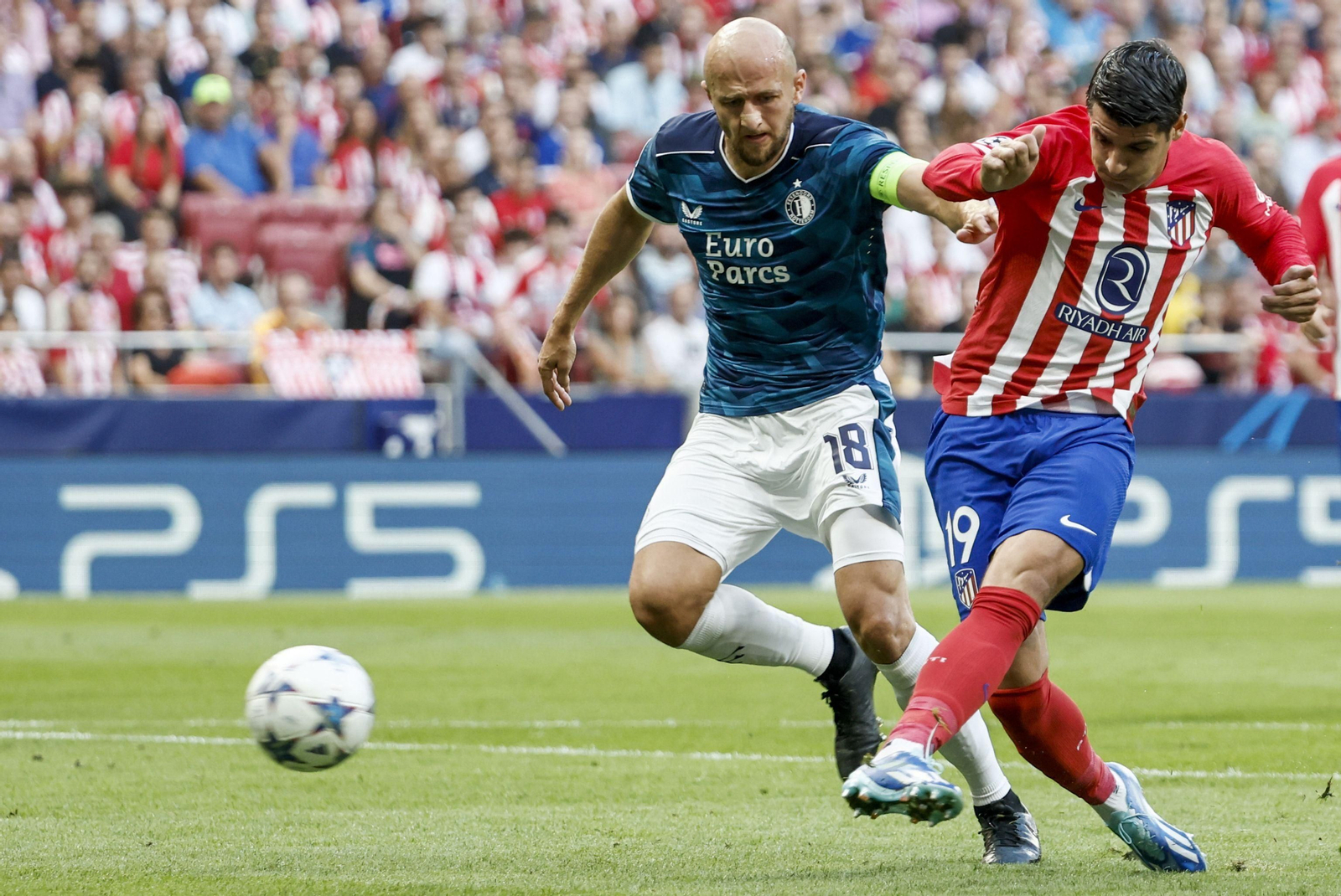 Morata marca el polémico 1-1 tras  un desvío con Saúl en fuera de juego.