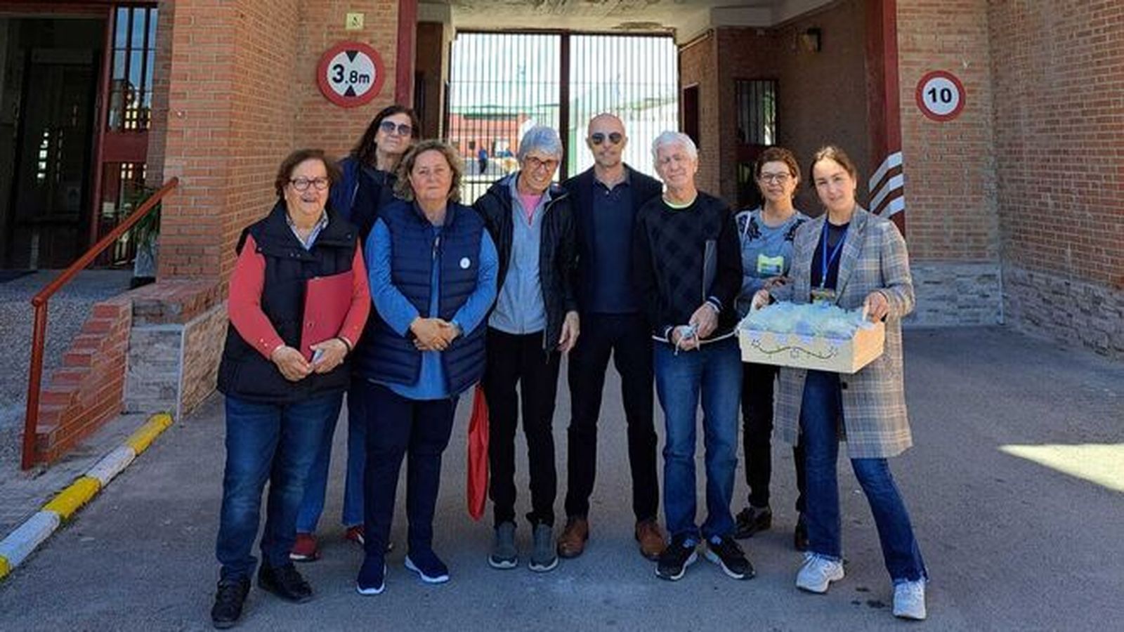 Representantes de Parkinson Puerto, junto al director del centro penitenciario Puerto II.