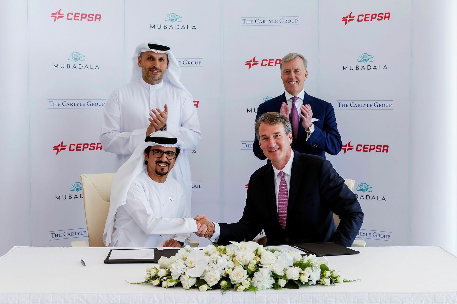 El director ejecutivo de la división de Petróleo y Petroquímicos de Mubadala, Musabbeh al Kaabi (sentado  a la izquierda); Glenn Youngkin (sentado a la  derecha), Co-CEO de The Carlyle Group; Khaldoon Khalifa Al Mubarak (de pie a la izquierda), Managing Director y CEO de Mubadala Investment Company, y Marcel Van Poecke (de pie a la derecha), director de Carlyle International Energy Partners, durante la firma.