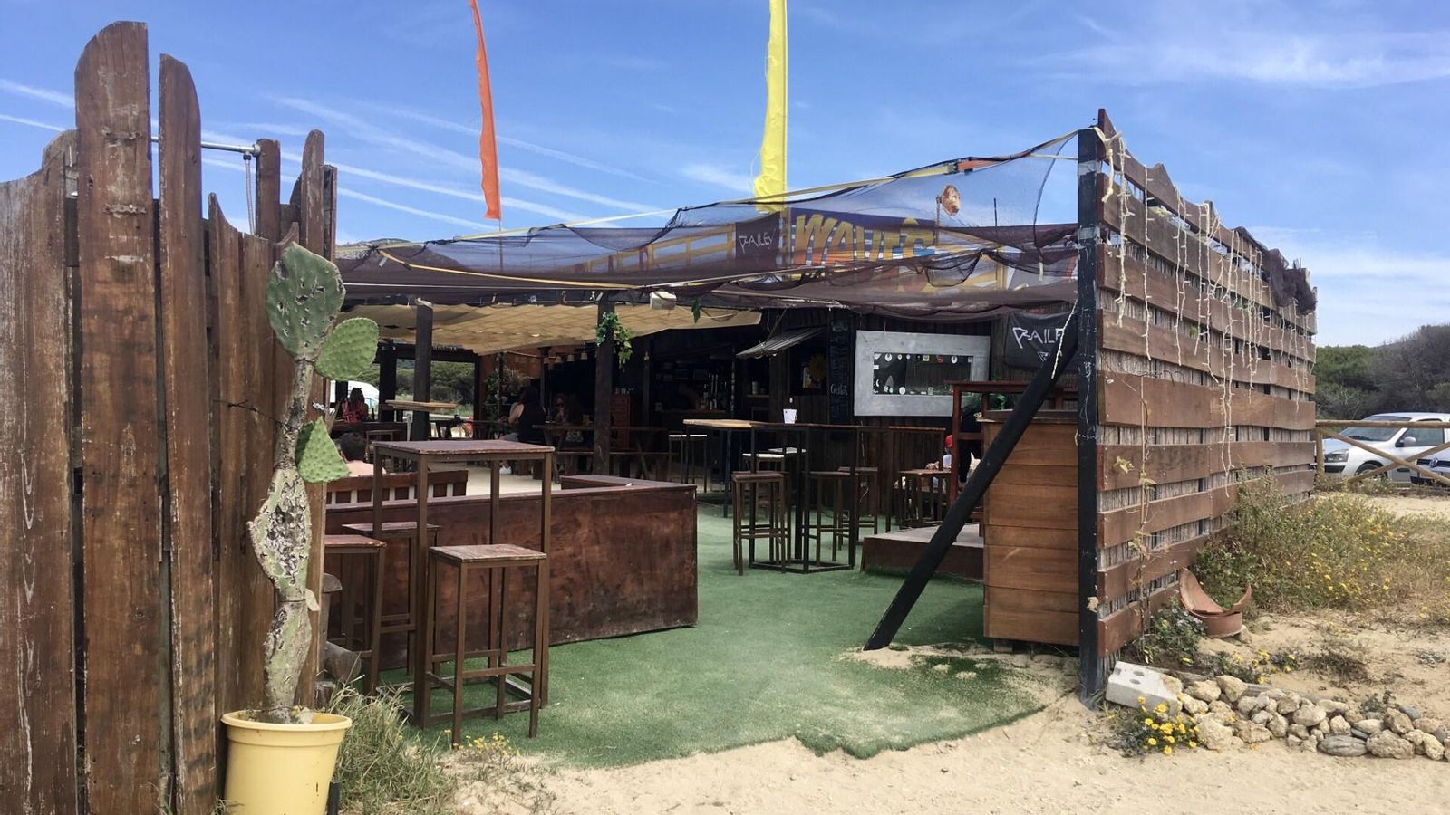 El chiringo Wawes Beach de Tarifa, este jueves, abierto. El chiringo Wawes Beach de Tarifa, este jueves, abierto.