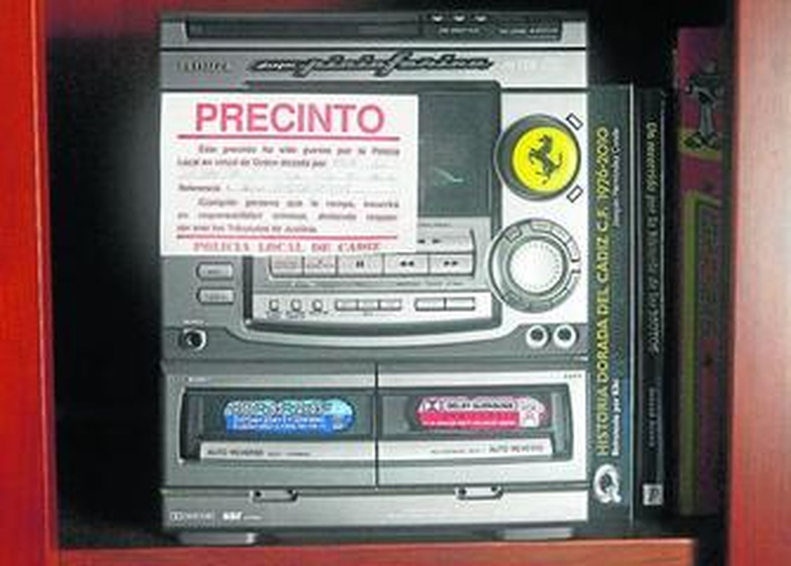 El equipo de música de García Lavié, precintado por la Policía Local, fotografiado el pasado febrero.