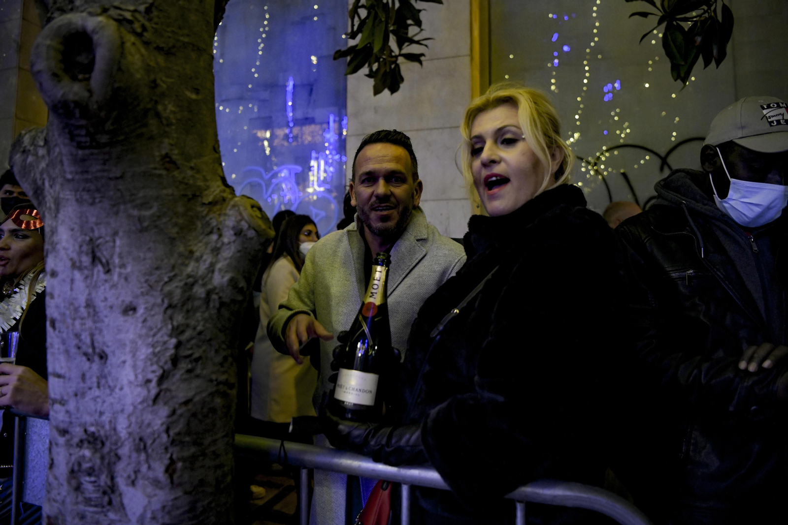 Así fue la Nochevieja 2021 en Granada, en imágenes: uvas en una Plaza del Carmen vallada y ambiente de fiesta en la calle