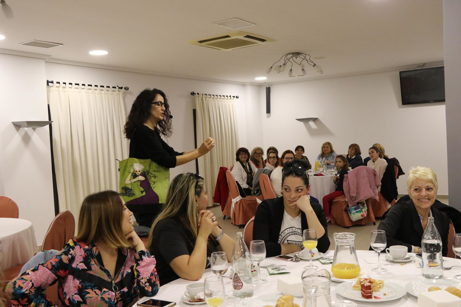 Un momento de la charla ofrecida por Carmen Gijón ante un auditorio eminentemente femenino.