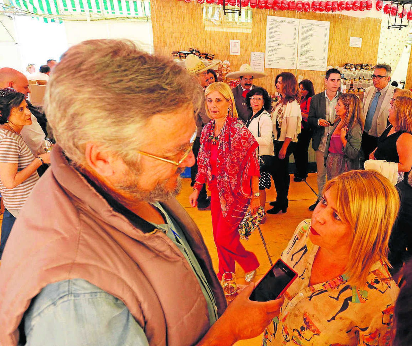 La ex alcaldesa popular dirige una mirada a la alcaldesa socialista a la conclusión de un acto durante la pasada Feria.