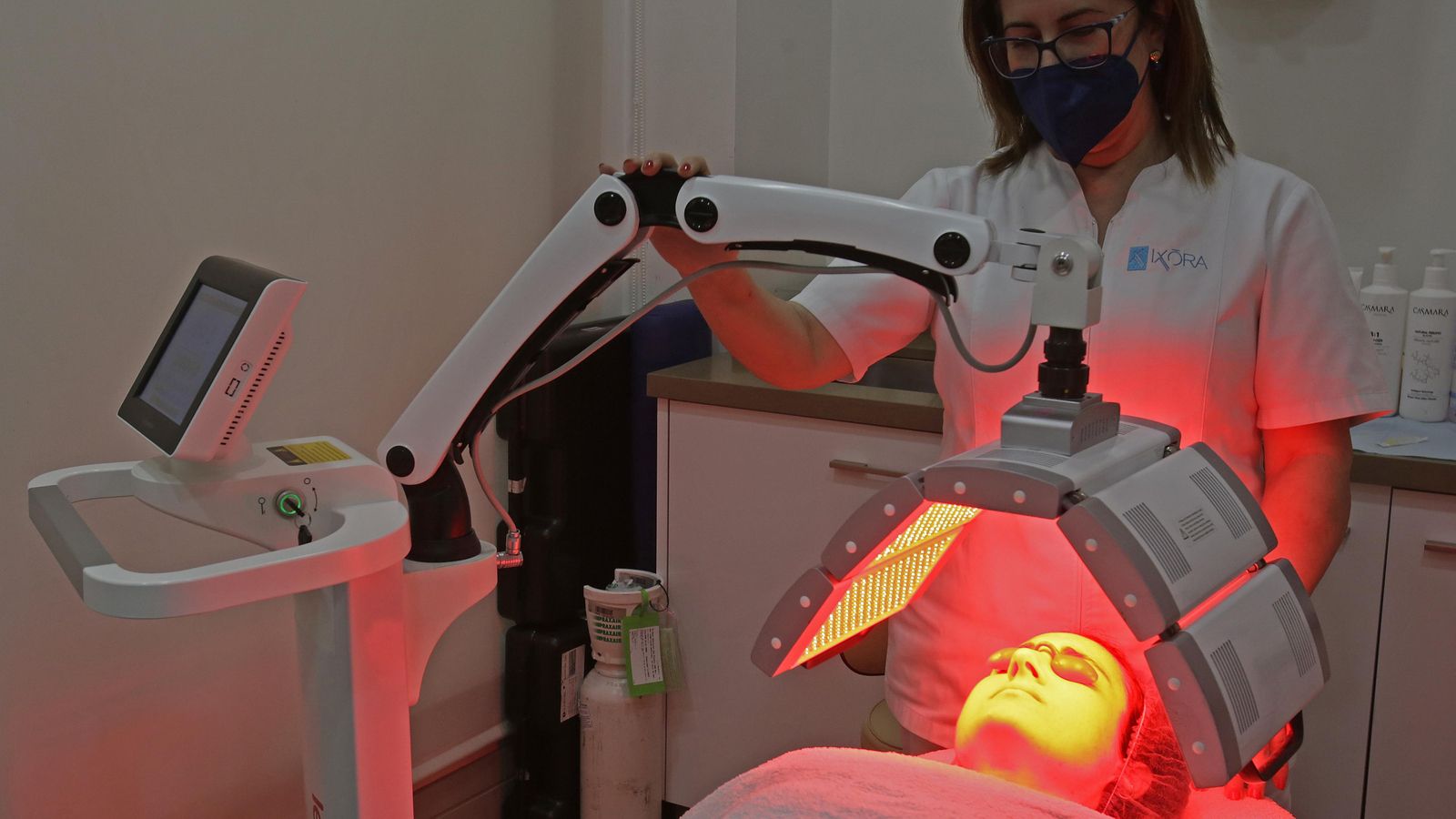 Una paciente es sometida en la clínica Ixora a un tratamiento estético de fototerapia lumínica.
