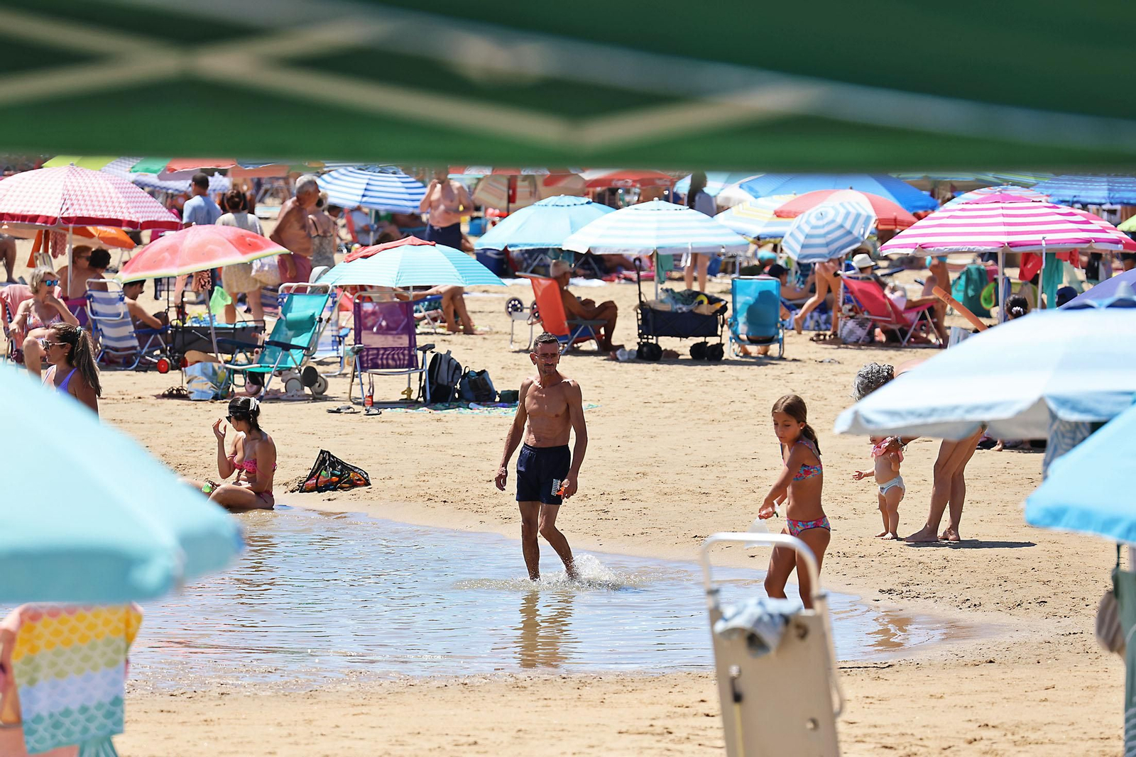 Ambiente en las playas de Huelva en la mañana de domingo