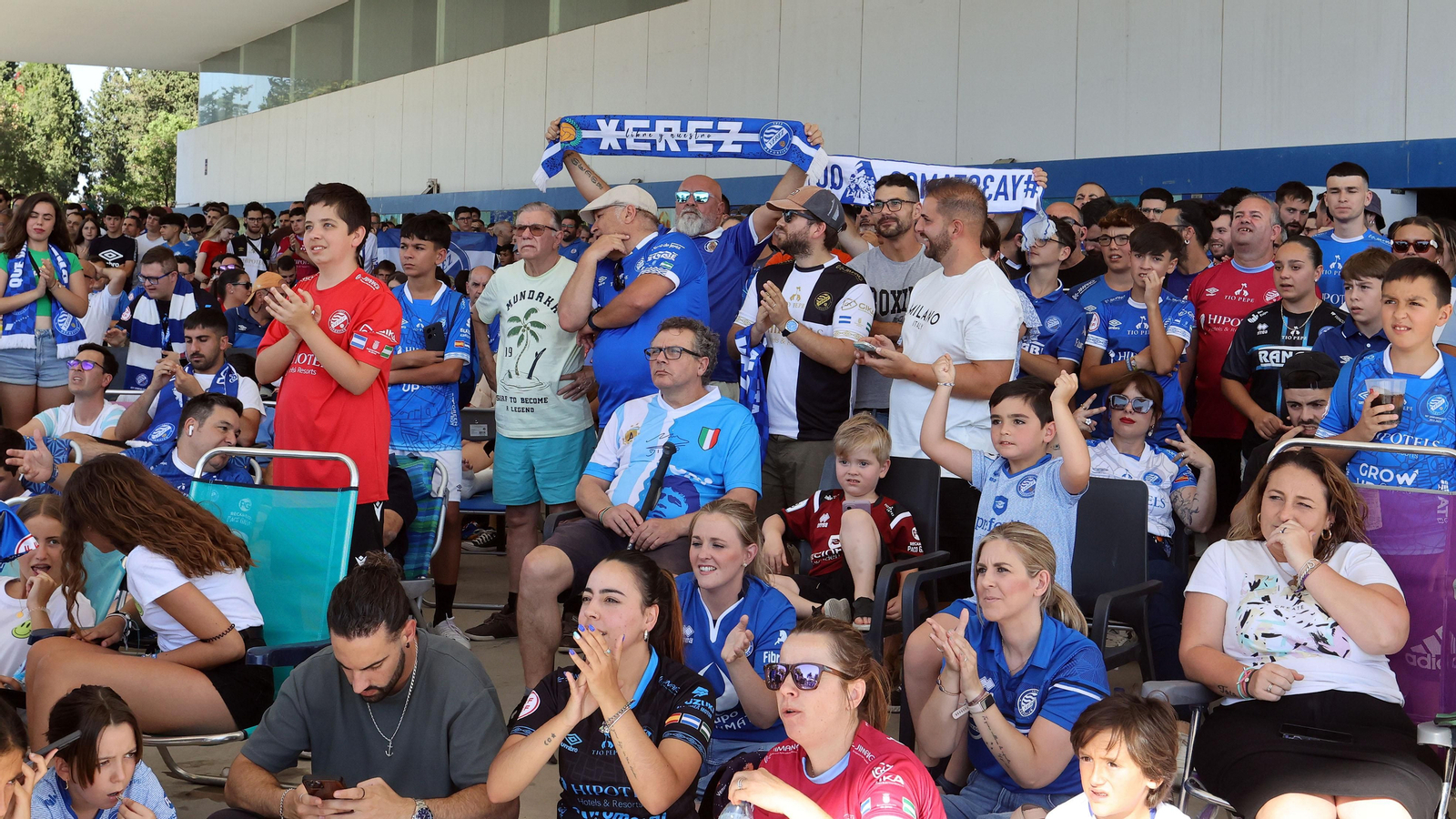 Celebración de los aficionados del Xerez DFC por el ascenso