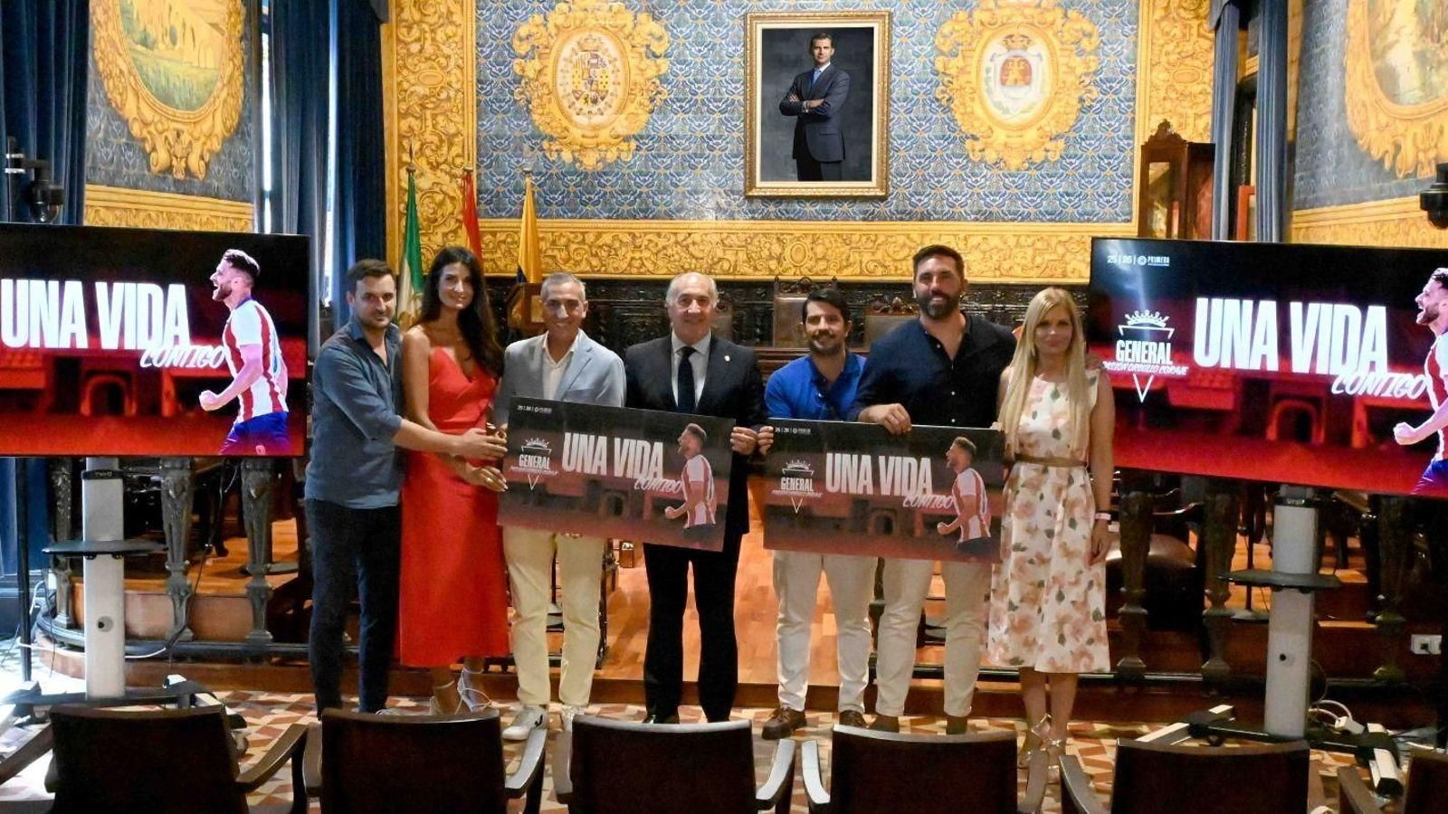 Representantes municipales y del Algeciras, en el Ayuntamiento este jueves.